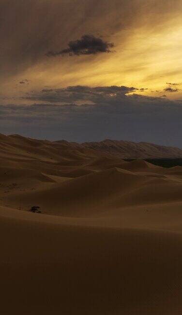 美丽的风景在日落时间流逝的沙漠
