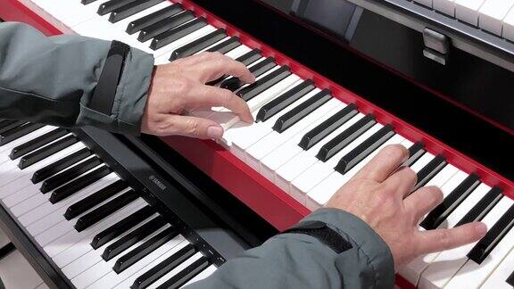 男子的手指在电子钢琴上