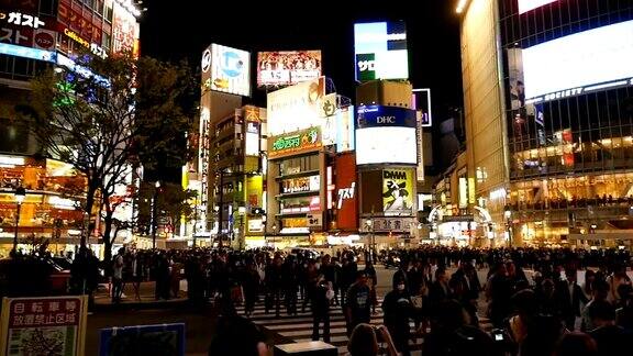 高清慢镜头:行人在东京涩谷区行走