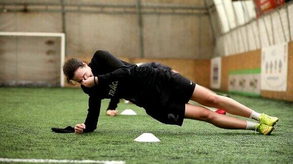 女足球运动员做侧平板支撑