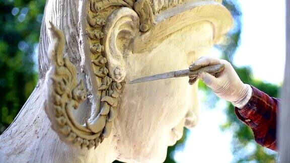 雕刻家在寺庙中制作泰国神的雕像