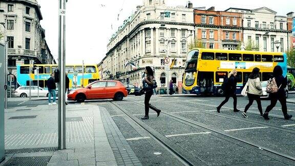 都柏林市中心有行人和都柏林公交车