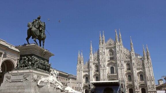 许多鸽子飞过米兰的大教堂广场
