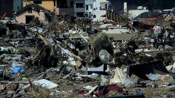 海啸过后的日本福岛一座被摧毁的城市有很多残骸和碎片