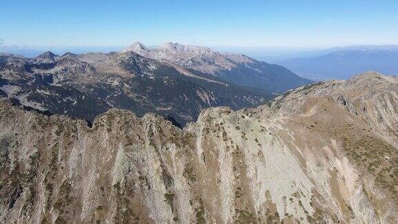 鸟瞰strazite山峰Pirin山保加利亚