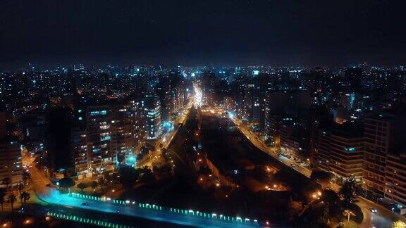 夜间利马市海岸线的全景鸟瞰图
