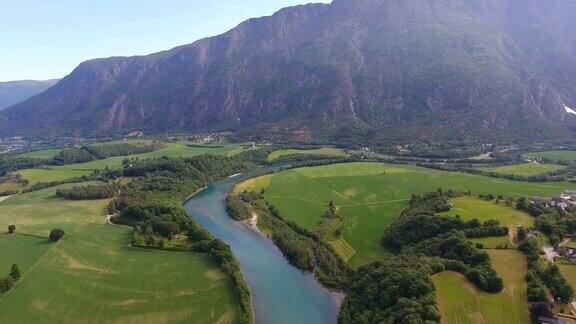 挪威田野和河流的乡村景观鸟瞰图