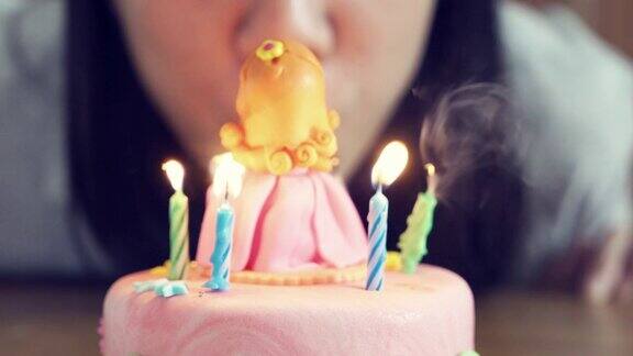 生日蛋糕上的蜡烛要吹灭了