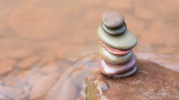 河上平衡的石头