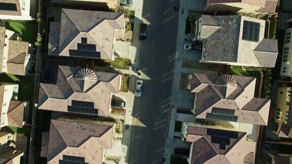 无人机在郊区住宅上空自上而下飞行