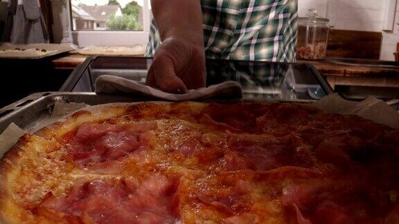 用意大利火腿和新鲜罗勒制作披萨