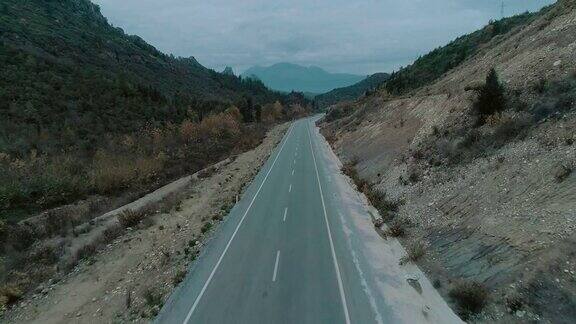 在日出时驾驶在空旷的乡村道路上飞行