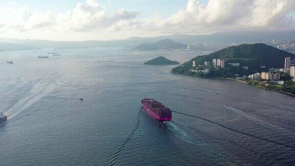 一艘集装箱船在香港南海航行