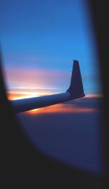 从飞机窗口向外看美丽的景色