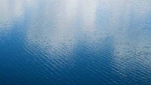 蓝蓝的水面上倒映着白云