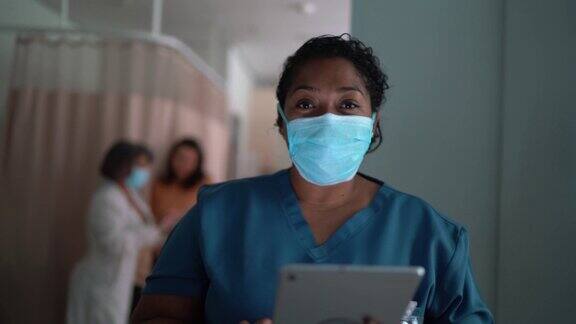 一名护士在医院使用数码平板电脑戴着防护口罩