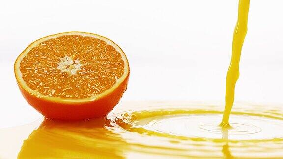 橙柑橘橙汁在白色背景下流动4K慢镜头