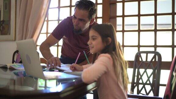 父亲帮助女儿做作业