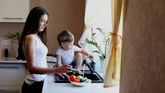 母亲和儿子在厨房洗蔬菜