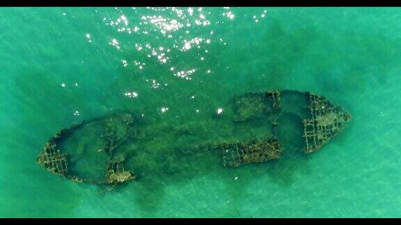 沉在海底的沉船海岸的航空摄影