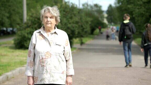 公园里严肃的老妇人的画像