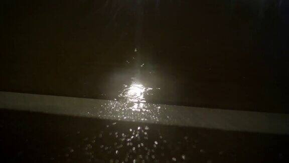 雨点在湿街的夜晚