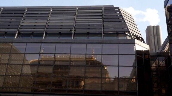 城市景观玻璃建筑反映老建筑与烟雾FDV