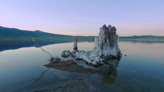 在Mono湖CA沿着南凝灰岩小径的凝灰岩小平移拍摄