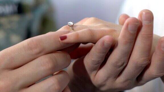 士兵给女性戴上戒指向女友求婚夫妇结婚