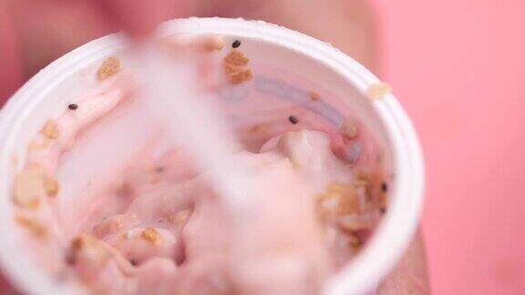 全谷物和杏仁片撒在草莓酸奶上慢动作