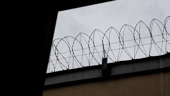 监狱墙铁丝网天空