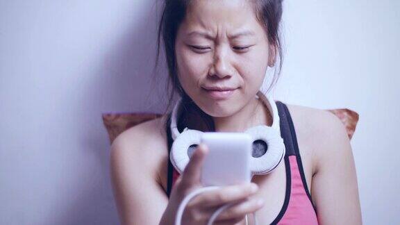 快乐的亚洲年轻女子使用手机