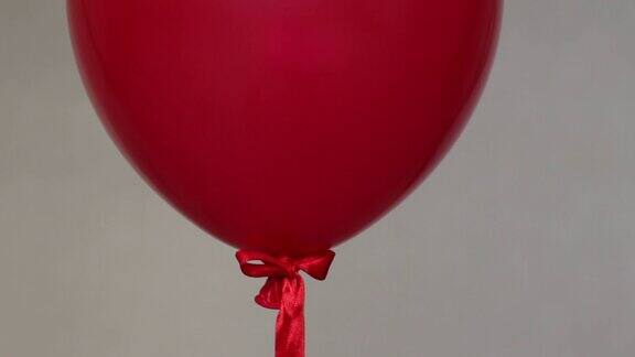 红氦气球飞行