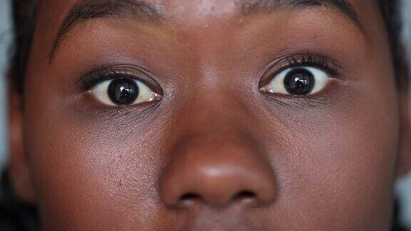 黑人女孩面对震惊惊讶的反应非洲女性特写眼睛