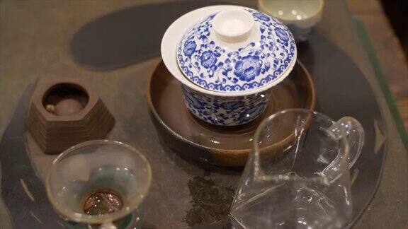 用陶瓷碗和茶道用具泡茶