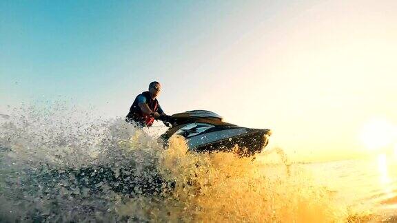 日落时分男人在海面上开摩托艇