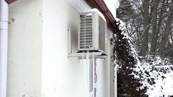 住宅空调机组被冰冻在房子墙上缩小
