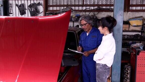 小车从侧面拍摄:亚洲年轻女经理觉得不舒服怎么去高级汽车修理工工作