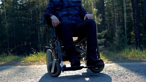一个坐在现代轮椅上的男人特写
