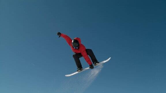 慢动作近景:极限滑雪板跳跃踢在整洁的雪公园