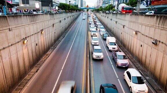 高速公路上的汽车