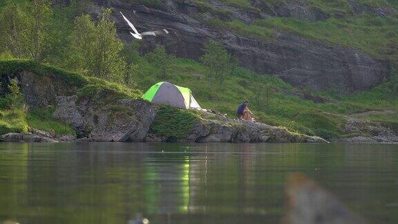 帐篷在山的湖边