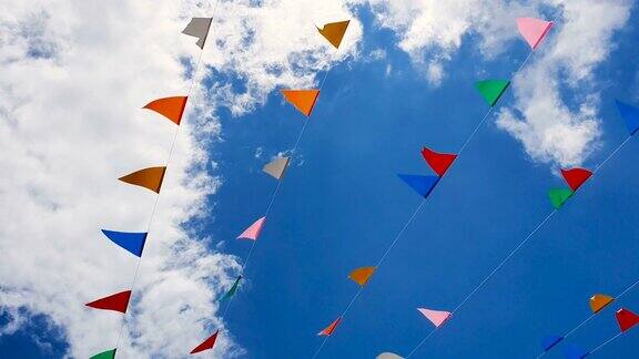 在蓝天背景上迎风飘扬的三角旗