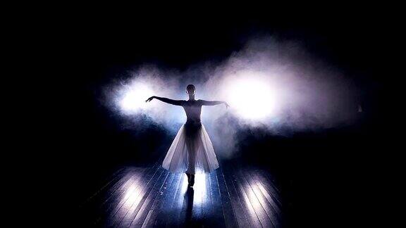 芭蕾舞女演员在有雾的房间里表演
