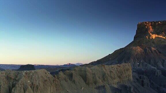 犹他州米勒峡谷黑崖上的金色日落之光-无人机拍摄