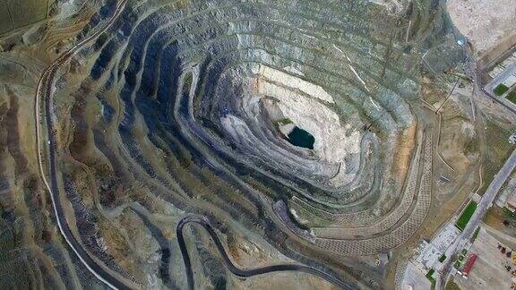 中国新疆一个巨大矿井的鸟瞰图
