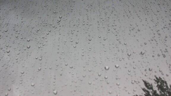 下雨天水滴在玻璃上