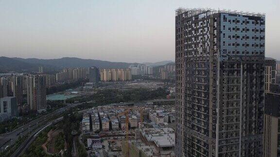 中国云南省昆明市的城市建筑在日出时被太阳照亮