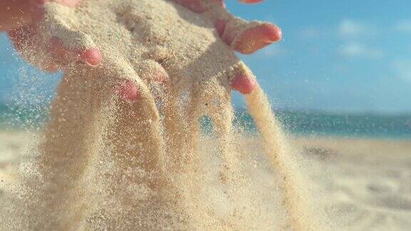 慢镜头:不知名的顽皮女孩在她温柔的手指间筛选粗糙的沙子