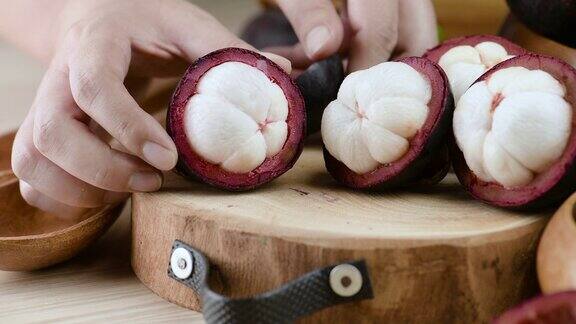 手捏山竹切成紫色皮和白色果肉的果后